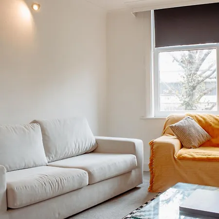 Modern Bright Central Spacious Flat *