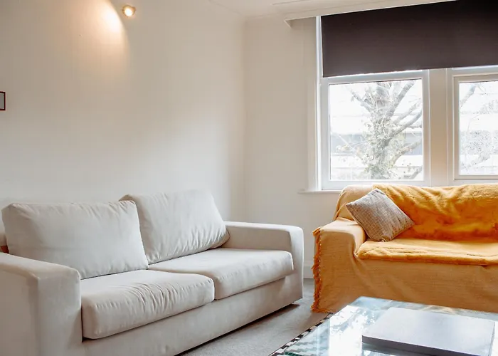 Modern Bright Spacious Flat *