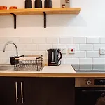 Modern Bright Spacious Flat *