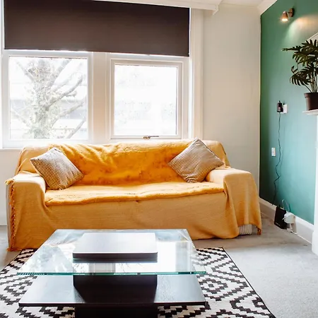 Modern Bright Spacious Flat * هاروغايت